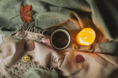 Sıcak eşarbın yanında bir fincan çay. Atmosferik sonbahar arka planı. Sıcak sonbahar.