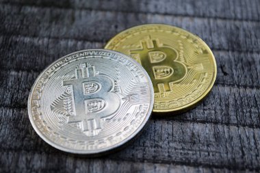 Ahşap arka planda altın ve gümüş bitcoin 'ler. Kripto para biriminin paraları.
