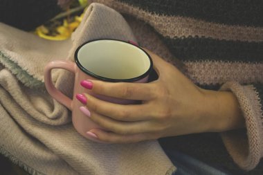 Bardağı tutan kadın, yaklaşın..