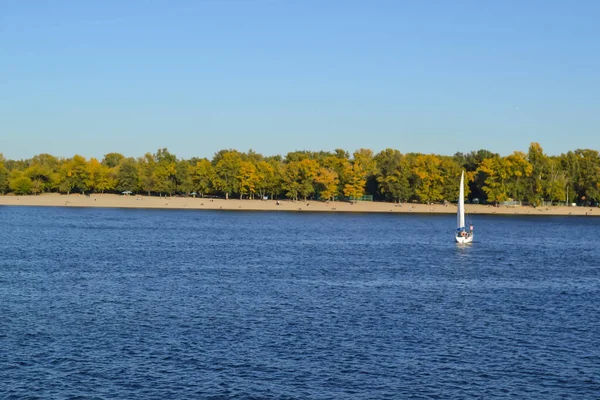 Kiev Ucrania Velero Río Dnipro Vista Sobre Isla Trukhaniv — Foto de Stock