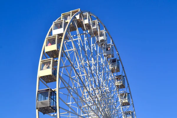 Rueda Fortuna Sobre Fondo Azul Del Cielo —  Fotos de Stock