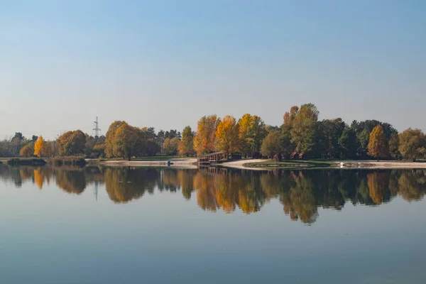 Красивый Осенний Пейзаж Озера — стоковое фото
