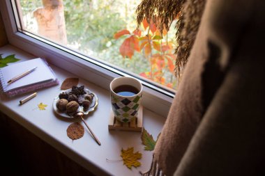 Kahvaltınız, kahvaltınız ve aperatifleriniz pencere eşiğinde..