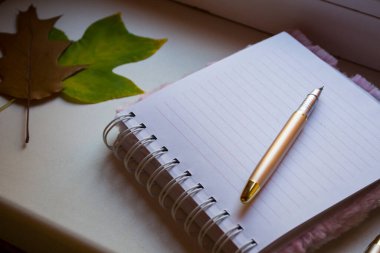 Açılmış defter ve kalem beyaz masada, kapat.