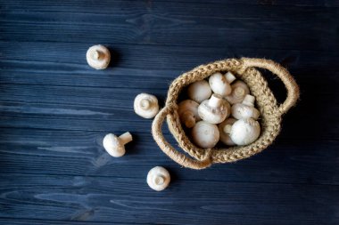 Şampiyonlar tahtadan bir masada sepetin içinde.