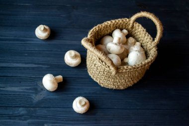 Şampiyonlar tahtadan bir masada sepetin içinde.