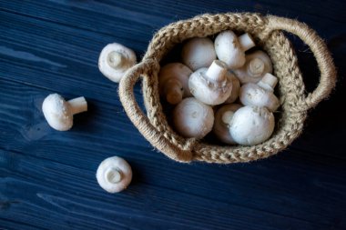 Şampiyonlar tahtadan bir masada sepetin içinde.