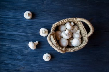 Şampiyonlar tahtadan bir masada sepetin içinde.