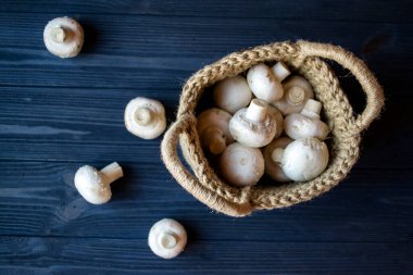Şampiyonlar tahtadan bir masada sepetin içinde.