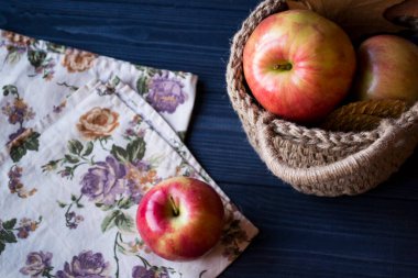 Masadaki kırmızı elmalar..