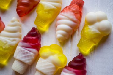 Beyaz arkaplanda parlak şekerler, yakın plan.