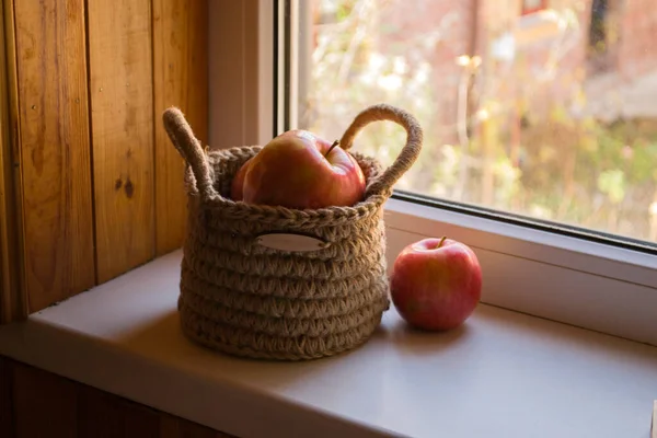 Яблоки Корзине Подоконнике — стоковое фото