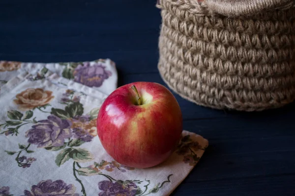 Maçãs Vermelhas Uma Cesta Uma Mesa — Fotografia de Stock