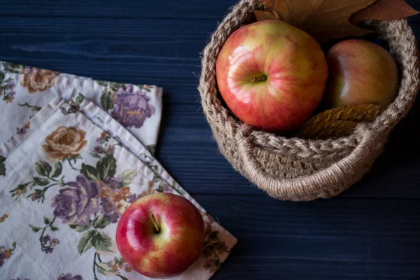 Red Apples Basket Table — Stock Photo, Image