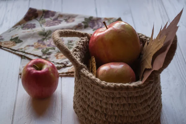Rote Äpfel Einem Korb Auf Einem Tisch — Stockfoto