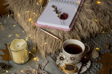 Masada bir fincan çay ve dekor var. Hygge tarzı. Kış hala hayat.