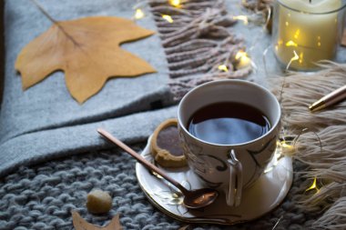 Masada bir fincan çay ve dekor var. Hygge tarzı. Kış hala hayat.