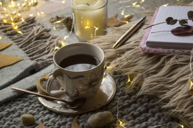 Masada bir fincan çay ve dekor var. Hygge tarzı. Kış hala hayat.