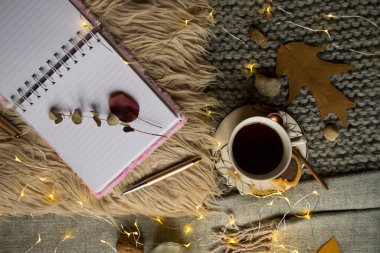 Masada bir fincan çay ve dekor var. Hygge tarzı. Kış hala hayat.