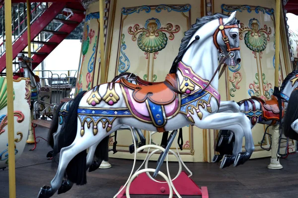 公園内のヴィンテージヨーロッパのカルーセル メリーゴーランド馬 レトロスタイルのカルーセル — ストック写真