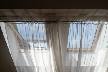 Çatıdaki tavan pencereleri. Lüks iç dekorasyon.