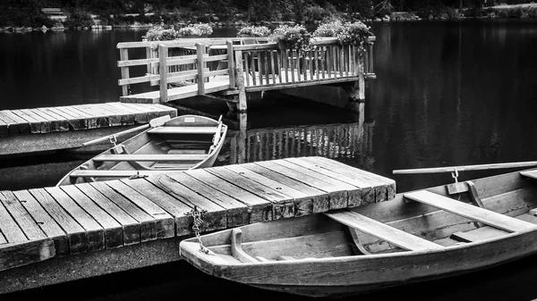 Barco de madera en el lago — Foto de Stock