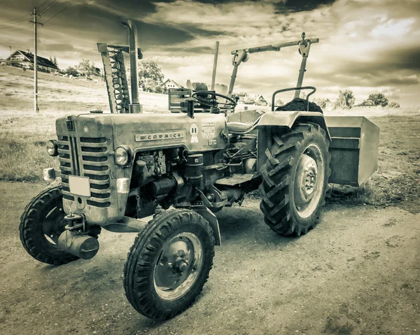 Tracteur arrêté pour la pause déjeuner — Photo