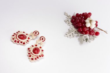 Soutache beyaz Bijuteri küpe kırmızı taşlar ve kristaller beyaz arka planda beyaz ve kırmızı çilek ile
