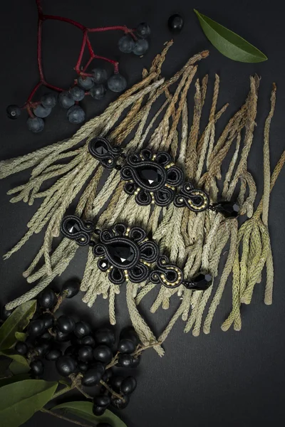 Pendientes bijouterie Soutache negro con cristales negros y cadena dorada —  Fotos de Stock