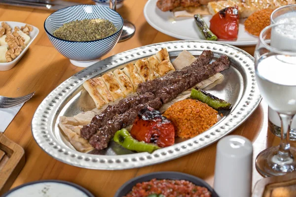 トルコ料理のフィッシュミートボールケバブ 木製のテーブルの上にホワイトプレートを乗せて — ストック写真