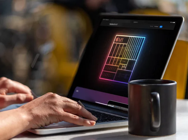 Antalya / Türkiye - 10 Kasım 2020: Apple Macbook Pro ve Macbook Air Air 'de kullanılacak olan yeni işlemci M1' i tanıtan bilgisayar ekranı.