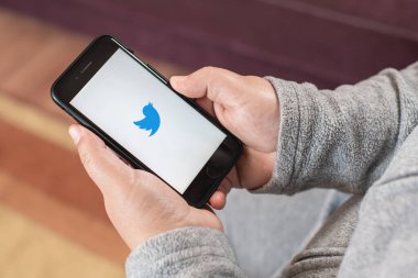Antalya, Turkey - 23 Kasım 2020. Twitter uygulama logosunu gösteren cep telefonu.