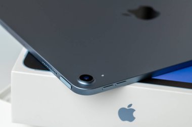 Antalya, Turkey - 17 Kasım 2020. Premium iPad Air 4 2020 'nin modaya uygun ince çerçeve tasarımlı versiyonu.