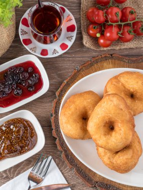 Beyaz tabakta domates, peynir zeytin ve bal ile servis edilen Türk pastası. Seçici odak