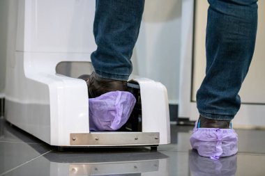 Ayakkabı kılıfları için otomatik aygıt, yakın çekim