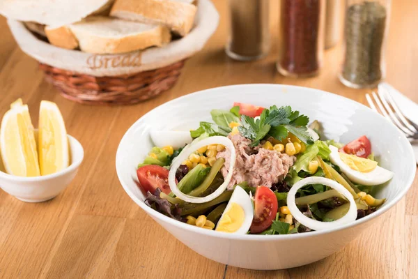 Délicieuse Salade Thon Dans Une Assiette Blanche Sur Une Table — Photo