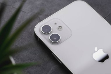 Antalya, Türkiye - 23 Aralık 2020: Yeni iPhone 12 beyaz akıllı telefon
