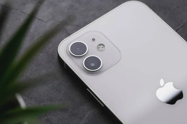 Antalya, Türkiye - 23 Aralık 2020: Yeni iPhone 12 beyaz akıllı telefon