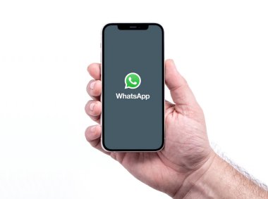 Antalya, TURKEY - 28 Aralık 2020 iPhone 12 akıllı telefon ekranında Whatsapp logosu gösteriliyor.