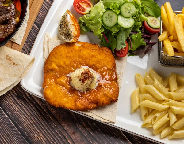 Cotoletta Pollo Con Burro Penne Patatine Fritte Sul Tavolo Legno — Foto Stock