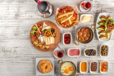 Geleneksel Türk Kahvaltısı geleneksel Türk çayıyla ahşap masada servis ediliyor. 