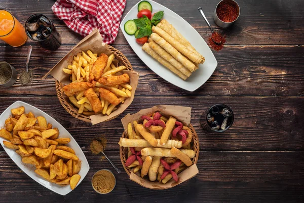 Piatto Birra Pezzi Pollo Piccanti Anelli Calamari Anelli Cipolle Fritte — Foto Stock