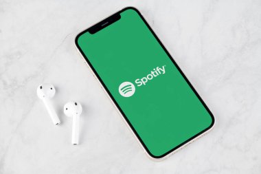 Antalya, TURKEY - 25 Ocak 2021 iPhone akıllı telefon ekranında Spotify logosu görülüyor. Covid-19 Coronavirus karantina evinde kalma kavramı