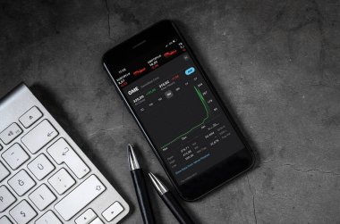 Antalya, Turkey - 30 Ocak 2021. GameStop Şirketi 'nin hisse senedi indeksi iPhone' da görülüyor. GameStop 'un hisseleri, Reddit grubundan küçük tüccarların büyük kurumlara karşı çıkmasıyla yükselişe geçti..