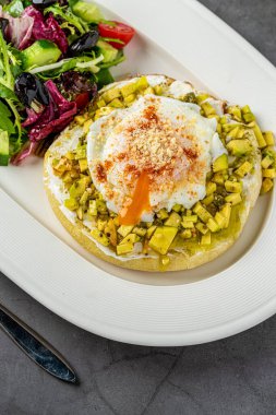 Kavrulmuş yumurtalı Avokado Sandviçi. Sağlıklı kahvaltı ya da atıştırmalık ekmek üzerine doğranmış avokado ve yumurta..