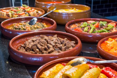 Türk restoranındaki kil çömlekte geleneksel Türk yemekleri.