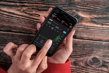 Antalya, Turkey - Şubat 01, 2021. GameStop Şirketi 'nin hisse senedi indeksi iPhone' da görülüyor. GameStop 'un hisseleri, Reddit grubundan küçük tüccarların büyük kurumlara karşı çıkmasıyla yükselişe geçti..