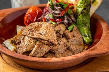 Geleneksel Türk karaciğer kebap mutfağı. Yaprak ciğeri baharatlı. Lezzetli Türk purosu..