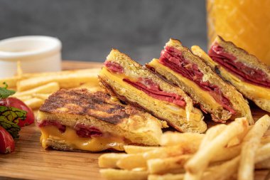 Bazlama adı verilen Türk tostu, taş masada Türk sosisi ve peyniri, Bazlama tostu..