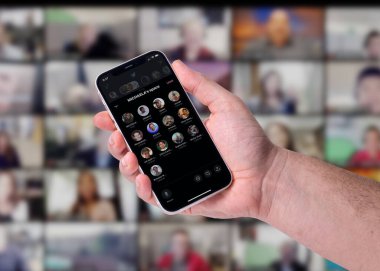 Antalya, Türkiye - 08 Şubat 2021: Akıllı telefondaki Twitter Spaces ses görüntüsü.